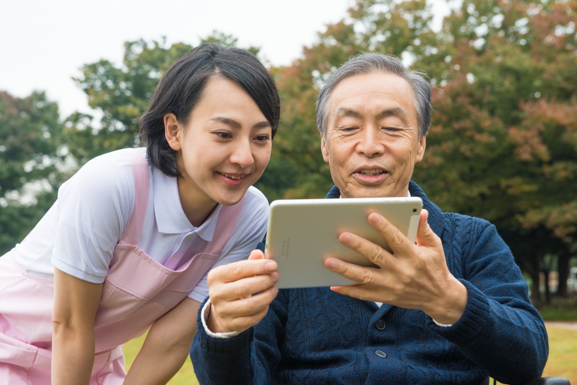 喜ぶ男性利用者と介護スタッフ